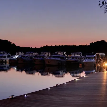 Marina Eldenburg - Ferienhäuser Und Bootsverleih Am Tor Zur Müritz *