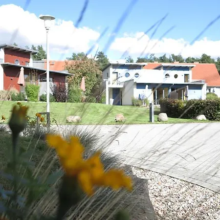 Marina Eldenburg - Ferienhäuser Und Bootsverleih Am Tor Zur Müritz Waren (Müritz)