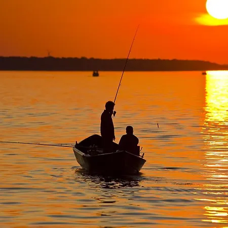 Marina Eldenburg - Ferienhauser Und Bootsverleih Am Tor Zur Muritz