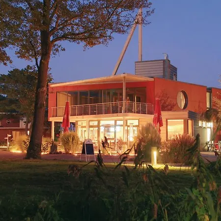 Marina Eldenburg - Ferienhäuser Und Bootsverleih Am Tor Zur Müritz Waren (Müritz)