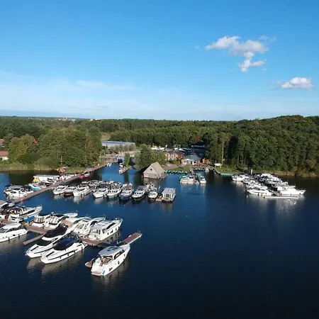 Marina Eldenburg - Ferienhauser Und Bootsverleih Am Tor Zur Muritz